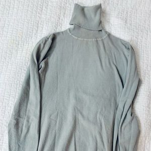 Light grey pullover turtle neck